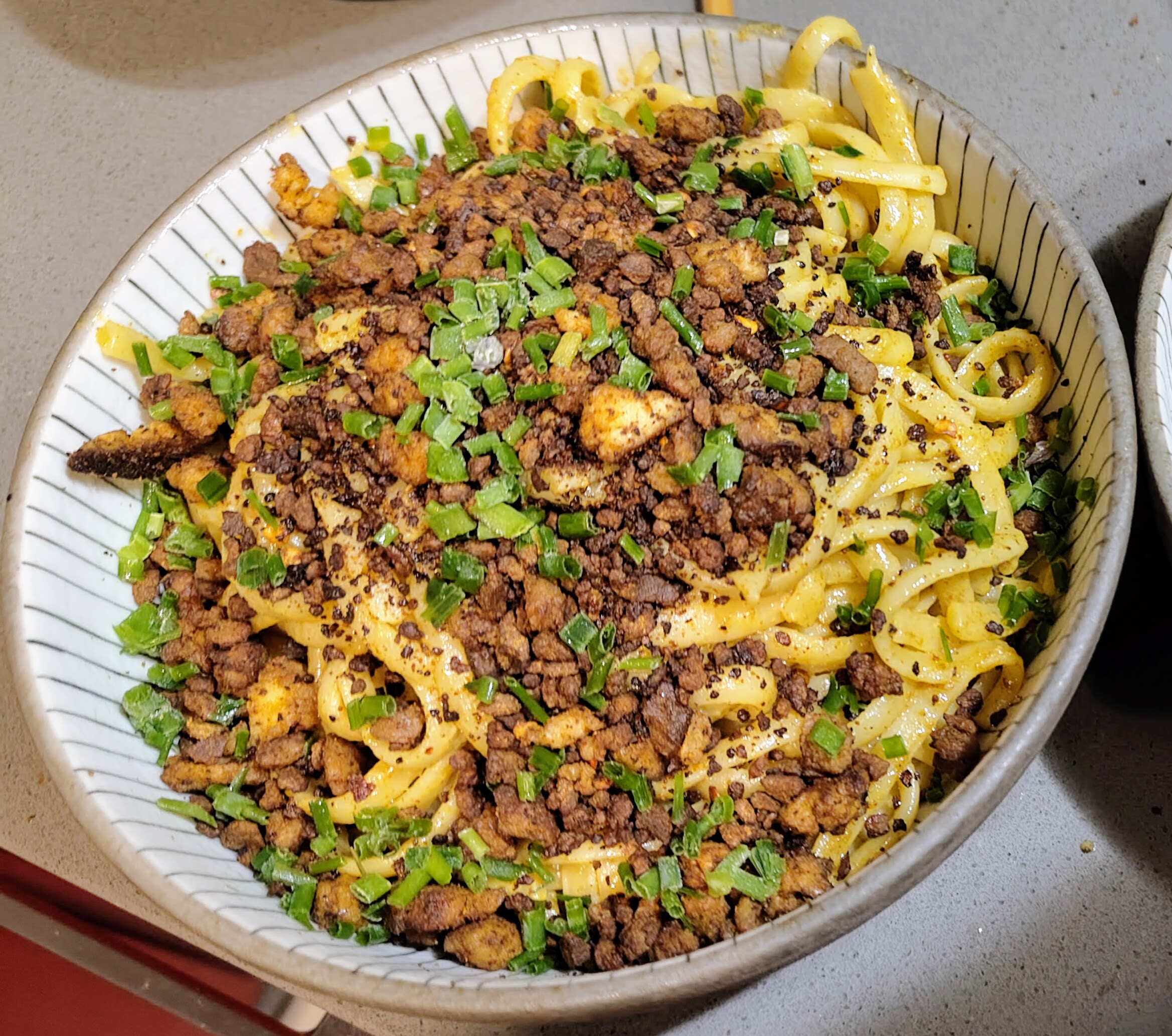 Crumble de tofu épicé et curry de nouilles
